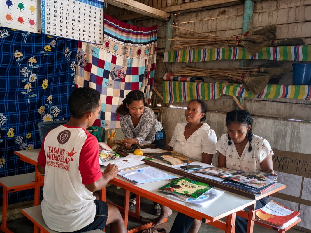 collaborative-learning-in-rustic-classroom